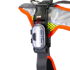imbracatura per cani Dog`s Fun Run Night, giallo fluorescente con strisce riflettenti, due luci LED e bordi arancioni fluorescenti. Vista dettagliata della luce LED.
