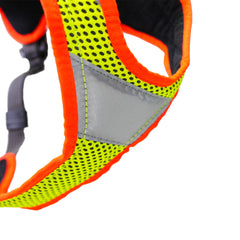 imbracatura per cani Dog`s Fun Run Night, giallo fluorescente con strisce riflettenti, due luci LED e bordi arancioni fluorescenti. Vista dettagliata delle strisce riflettenti sul petto.