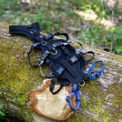 Hundegeschirr Dog`s Fun Run Support XLong, für ältere und gebrechliche Hunde und nach Operationen. Detailfoto auf Baumstamm.